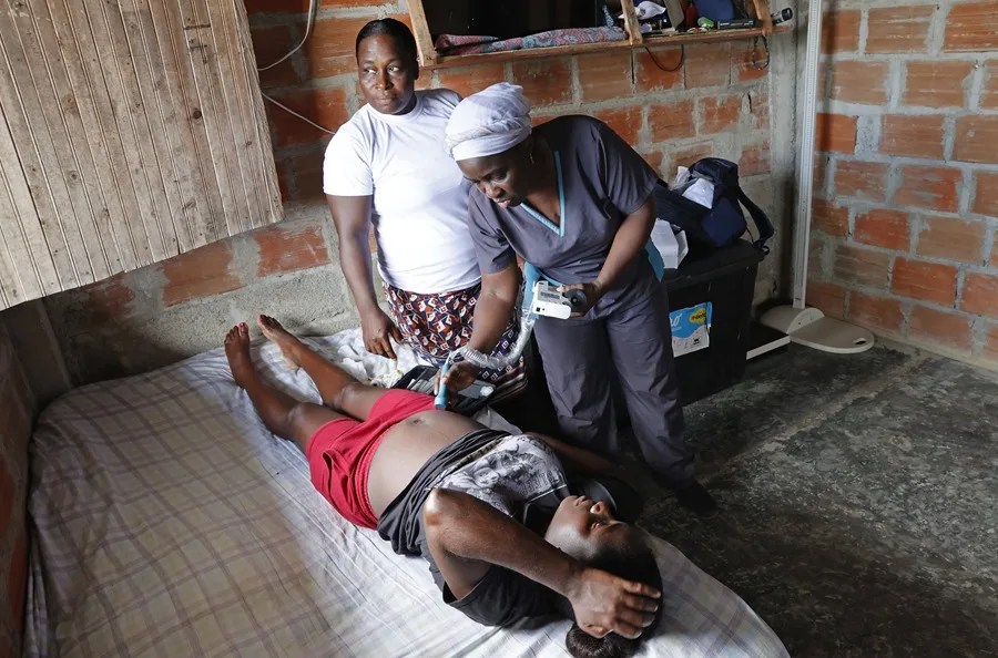 colombia-parteras2 Fotografía de archivo que muestra a una mujer embarazada atentida por dos parteras, que ahora podrán certificar nacimientos en Colombia. EFE/Mauricio Dueñas Castañeda