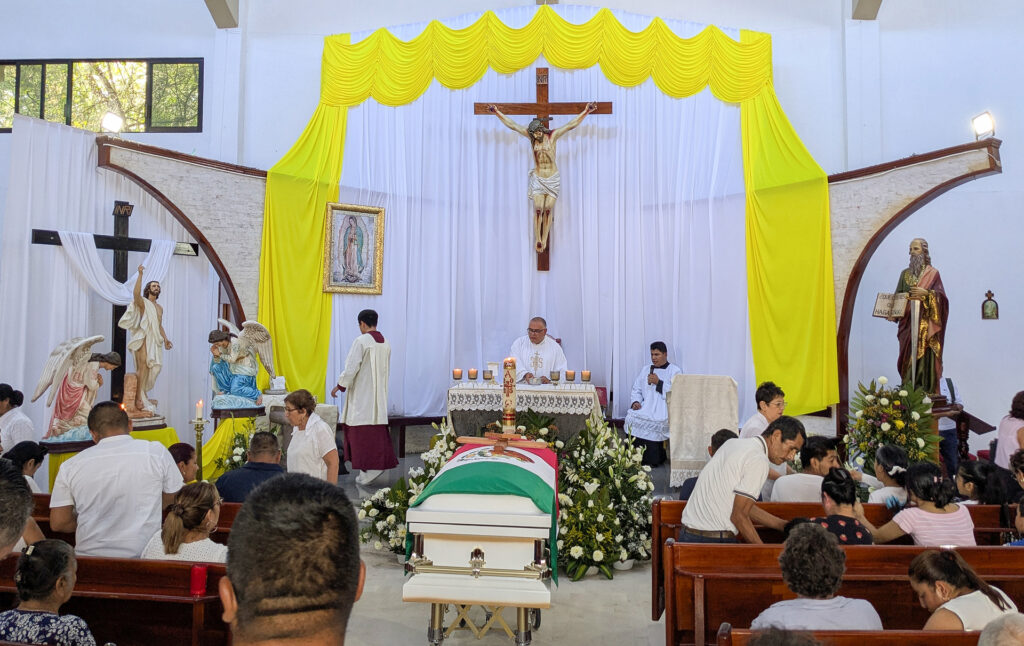 familiares-y-amigos-despiden-a-la-cadete-america-yamilet-en-veracruz-2-1-1024x646-1 Familiares y amigos despiden a la cadete América Yamilet en Veracruz - familiares-y-amigos-despiden-a-la-cadete-america-yamilet-en-veracruz-2-1-1024x646