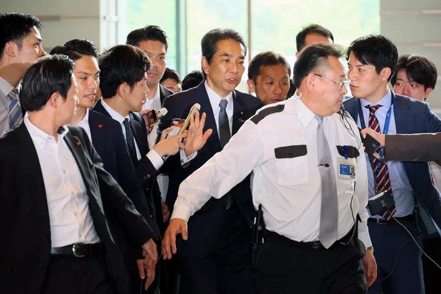 fra01-japan-government-scandal