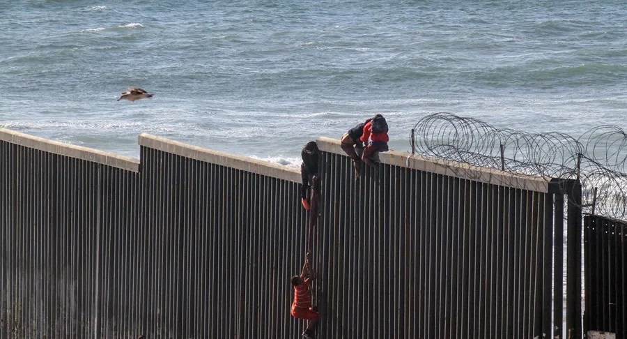 frontera-1 Migrantes mar Trump