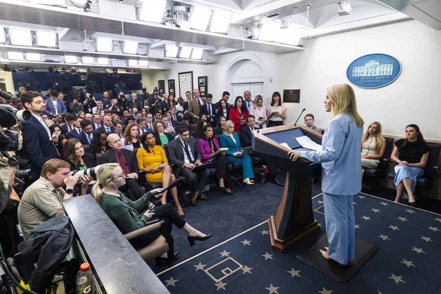 leon-xiv-trump2 Vista de la rueda de prensa de la portavoz de la Casa Blanca, Karoline Leavitt, este 9 de mayo de 2025, donde se habló de las críticas del papa León XIV en la red social X. EFE/Jim Lo Scalzo