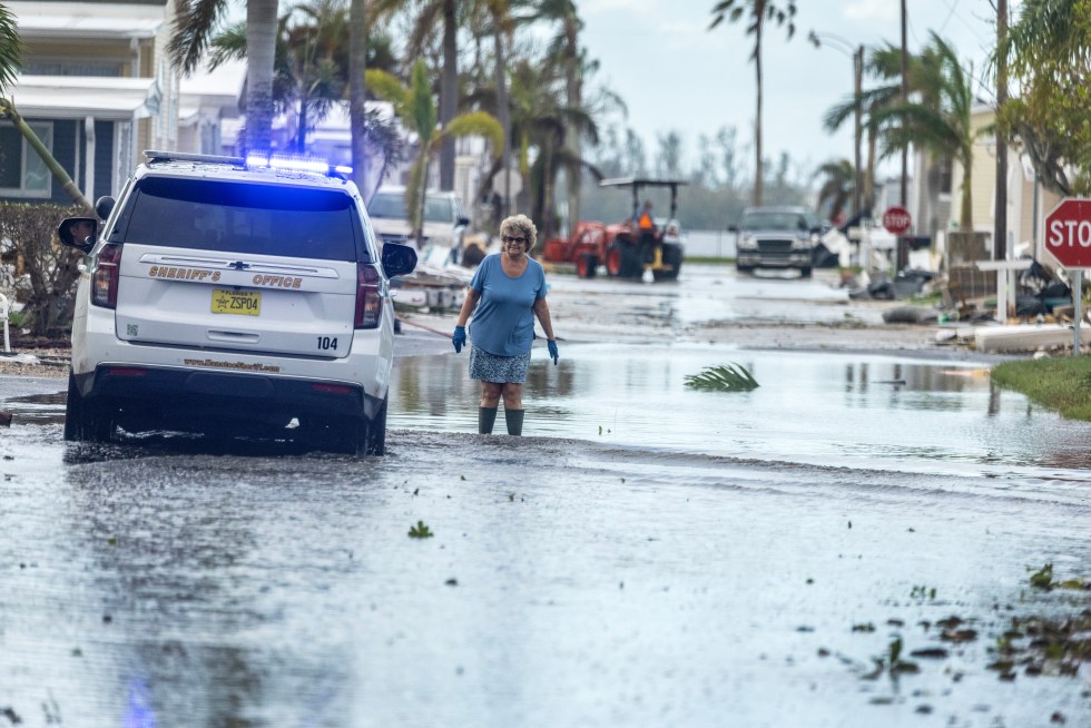 milton4 Una mujer camina en una inundación causada por el huracán Milton en Bradenton, Florida, este 10 de octubre de 2024. EFE/Cristóbal Herrera
