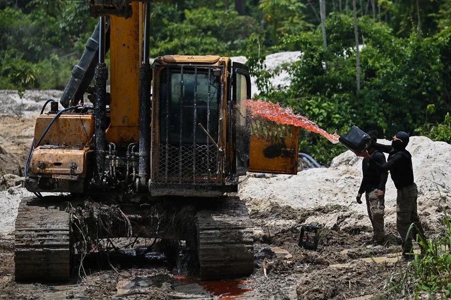 mineria_ilegal_draga Oro manchado de sangre: La minería ilegal desangra a Perú y sacude a Sudamérica