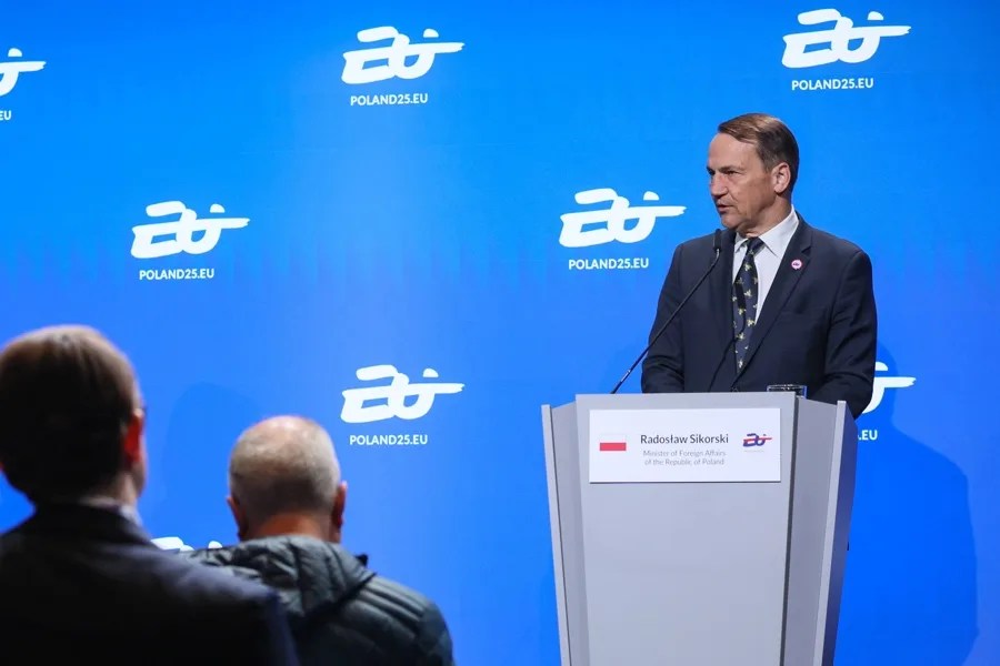 ministro-polaco-de-exteriores-critica-a-la-administracion-trump-por-la-suspension-de-la-participacion-en-tpi En la imagen, El ministro polaco de Exteriores, Radoslaw Sikorski, durante una rueda de prensa este jueves en Varsovia, Polonia. EFE/EPA/Leszek Szymanski