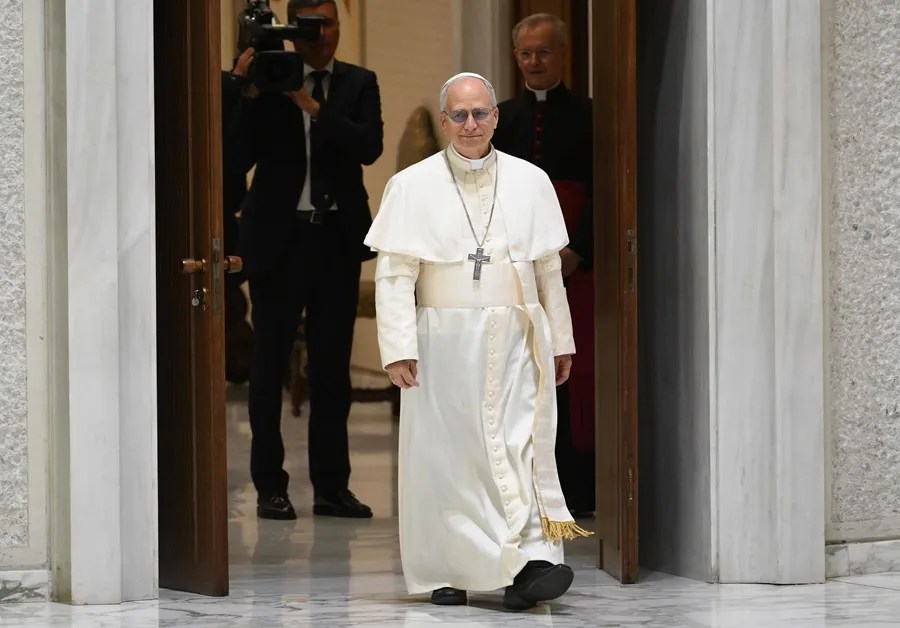 papa-8 El Papa León XIV llega a una audiencia con miembros de los medios de comunicación en el Aula Pablo VI
