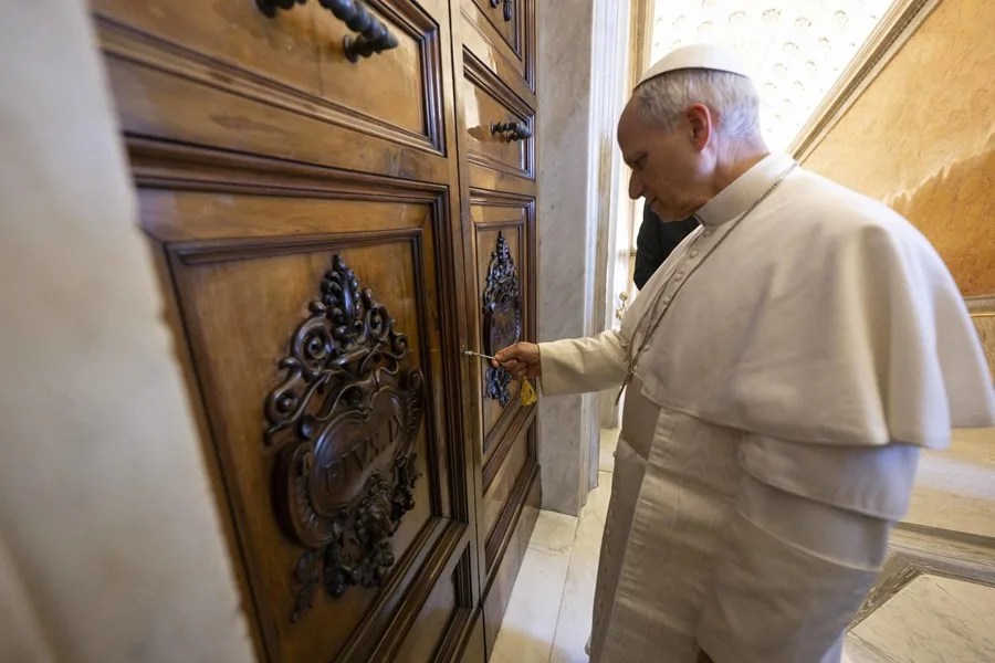 papa-leon-xiv-periodistas-1 El papa León XIV en los apartamentos del palacio del Vaticano.