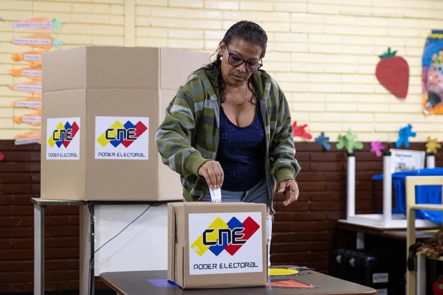 venezuela-esequibo-1 Una persona participando en un simulacro electoral en Caracas (Venezuela) en una imagen del 10 de mayo del 2025. EFE/ Ronald Peña