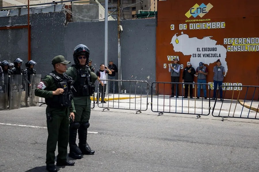 venezuela-esequibo-2 Militares custodiando las instalaciones del Consejo Nacional Electoral (CNE) junto a un mapa del Esequibo en una foto del 01 de mayo de 205. EFE/ Miguel Gutiérrez