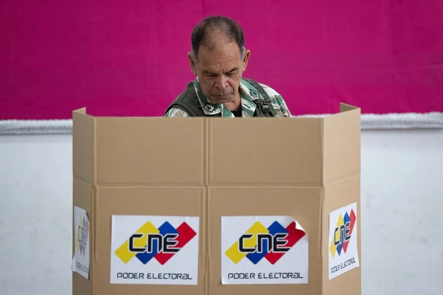 venezuela-esequibo-6 Un hombre vota durante un simulacro electoral en Caracas (Venezuela) en una imagen del 10 de mayo del 2025. EFE/ Ronald Peña