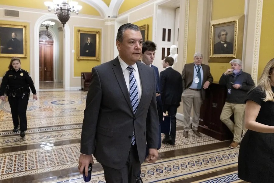 Un senador por California es esposado y removido de una rueda de prensa del Gobierno Trump sobre las redadas