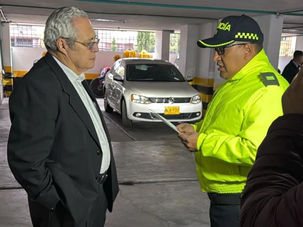ame5674-colombia-justicia-e1746678012446-1024x768-1 Fotografía cedida que muestra el momento en el que un agente de la Policía de Colombia captura al expresidente del Senado de Colombia Iván Name este miércoles, en Bogotá (Colombia). EFE/ Stringer