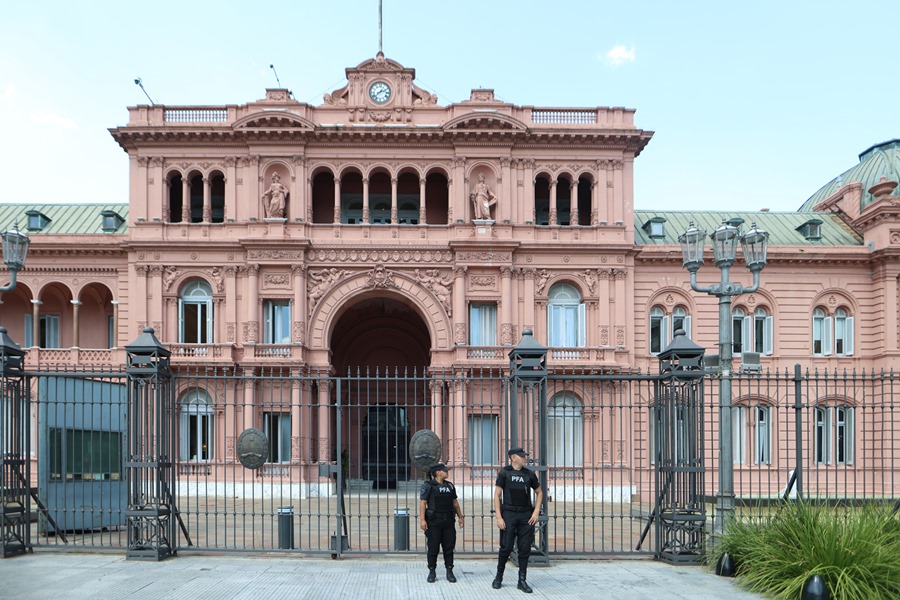 ame965-argentina-criptomonedas Policías custodian frente a la casa rosada este lunes, en Buenos Aires (Argentina). EFE/ Juan Ignacio Roncoroni