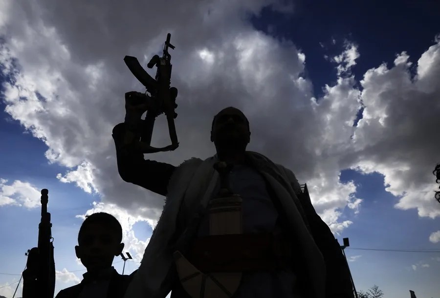 arh-06-yemen-houthis-usa-conflict Un partidario de los hutíes sostiene su arma durante una protesta en Saná, Yemen.