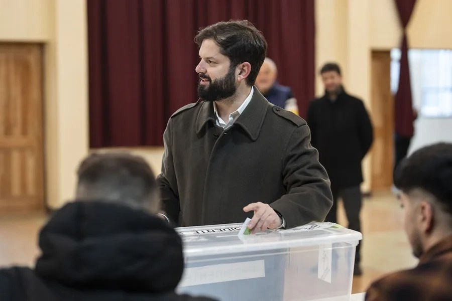 Arranca el conteo de votos que definirá al candidato presidencial de la izquierda en Chile