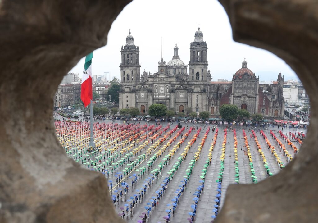 celebran-el-orgullo-lgbt-en-la-cdmx-con-una-bandera-gigante-en-el-zocalo-2-1024x718-1 Celebran el orgullo LGBT en la CDMX con una bandera gigante en el Zócalo - celebran-el-orgullo-lgbt-en-la-cdmx-con-una-bandera-gigante-en-el-zocalo-2-1024x718