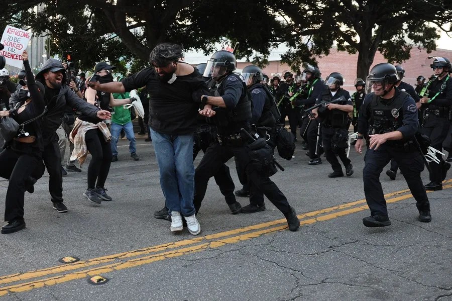 cjx86-usa-ice-raid-protest