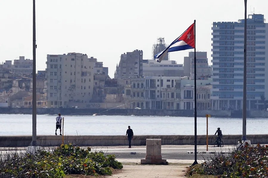 Donald Trump firma un memorando para endurecer la política estadounidense en Cuba