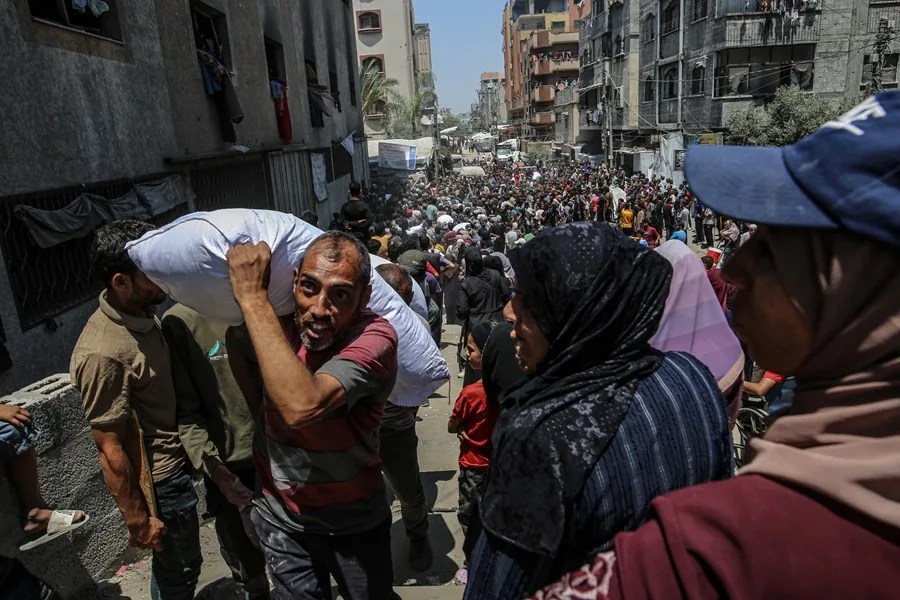 gaza-reparto-comida-gaza La OMS logra introducir ayuda médica en Gaza después de 3 meses de bloqueo