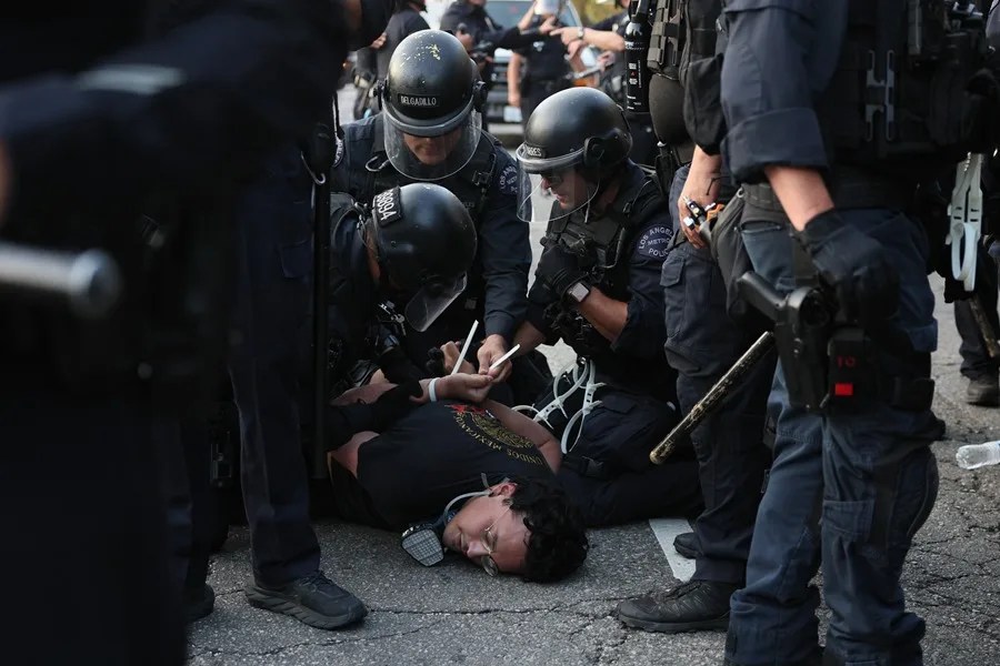 guardia La policía detiene a un manifestante
