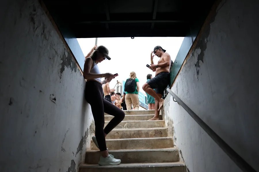 israel Los bañistas se refugian en refugios antiaéreos públicos