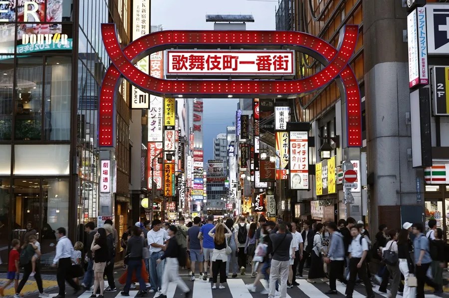 kabukicho-japon Personas pasan frente a la entrada de Kabukicho, el barrio rojo de Tokio, en Shinjuku, Japón