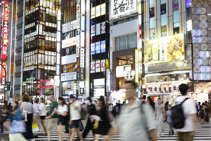 kabukicho-sexo Personas cruzan una calle principal antes de Kabukicho, el barrio rojo de Tokio, Japón