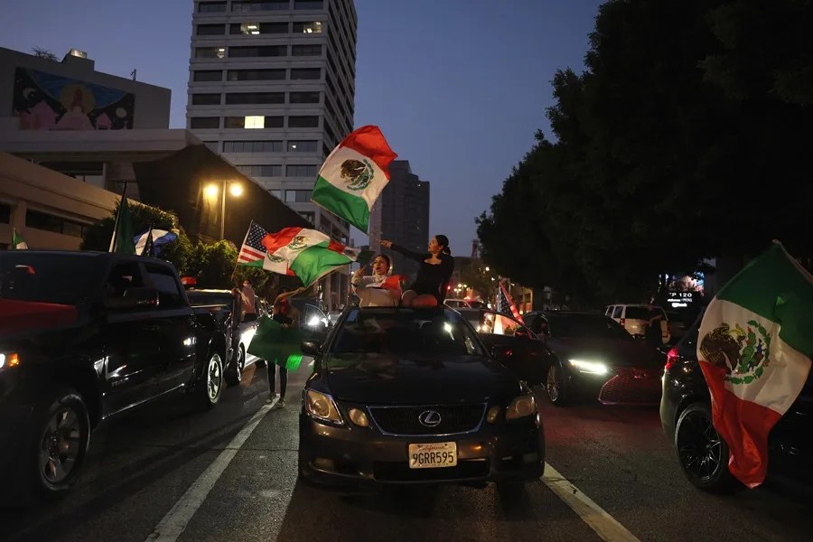 los-angeles-mexico2 La bandera de México, el símbolo de las protestas en Los Ángeles que molesta a la Casa Blanca
