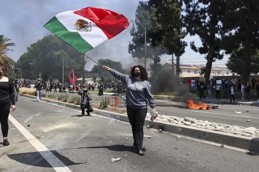 los-angeles-mexico3 La bandera de México, el símbolo de las protestas en Los Ángeles que molesta a la Casa Blanca