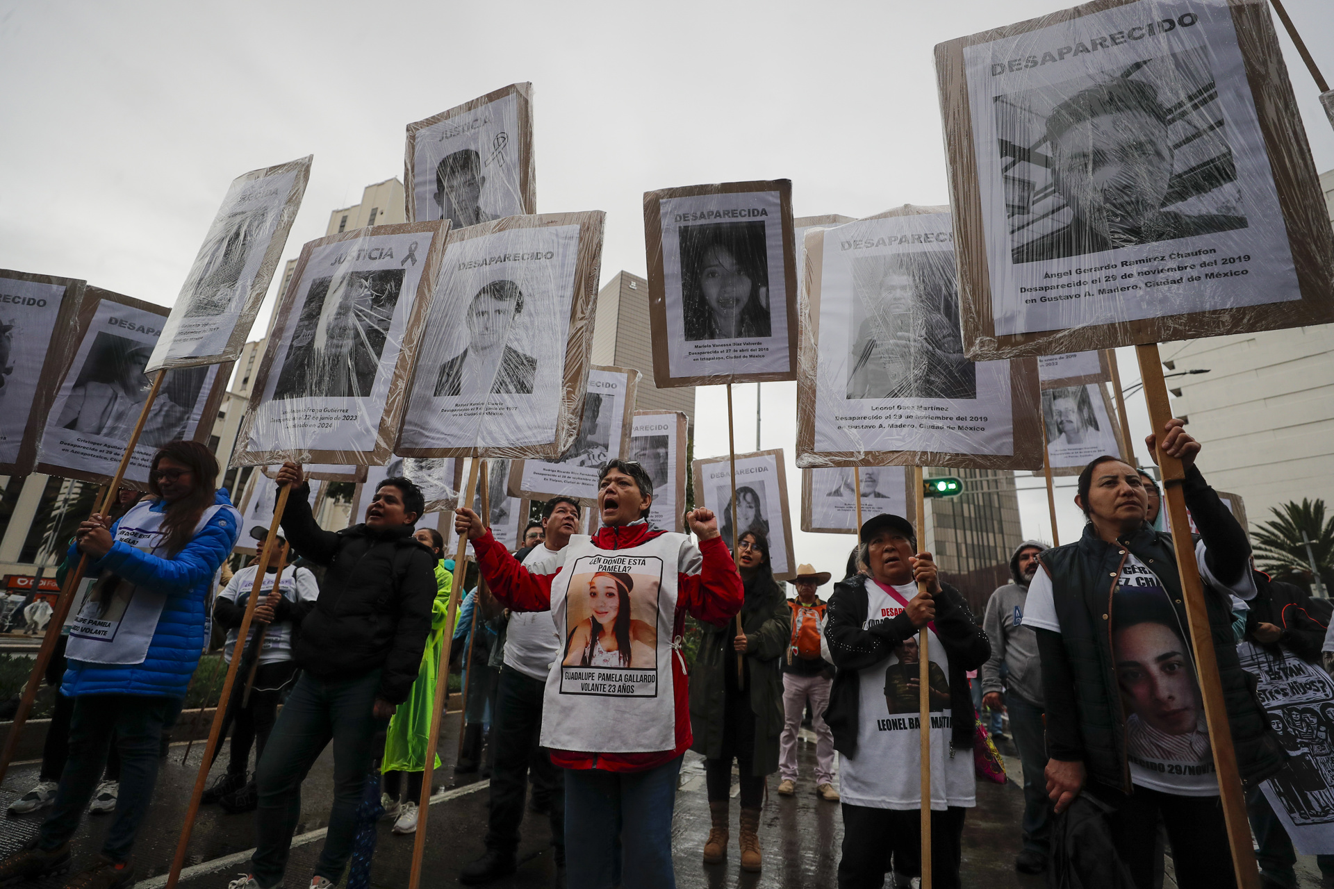 marchan-en-la-cdmx-tras-una-decada-de-impunidad-en-el-caso-ayotzinapa-3 Hallan muerto al juez Everardo Maya; participó en casos de Ovidio y Abarca - marchan-en-la-cdmx-tras-una-decada-de-impunidad-en-el-caso-ayotzinapa-3