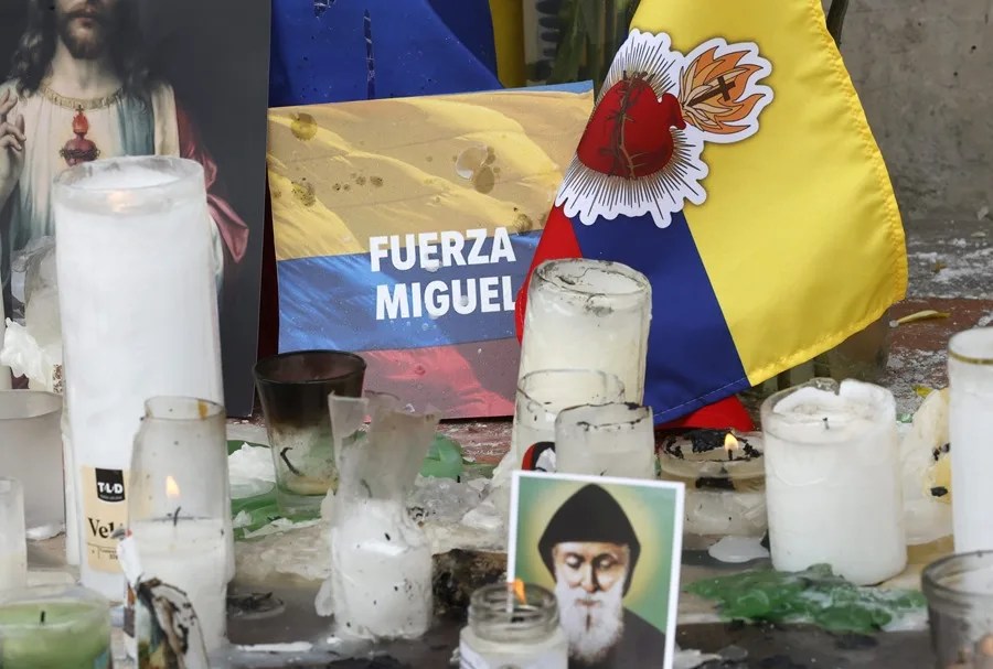 miguel_uribe_altar La violencia sacude a Colombia: claves del ataque al senador Miguel Uribe Turbay