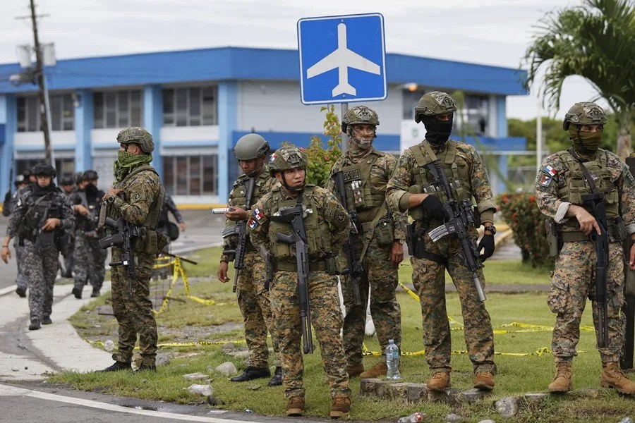 militares_aeropuerto_changuinola Más de 300 aprehendidos en violentas protestas en zona bananera de Panamá