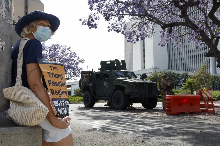 mujer_protesta_eeuu-1 El Gobierno de Donald Trump pausa su programa de redadas indiscriminadas contra los migrantes