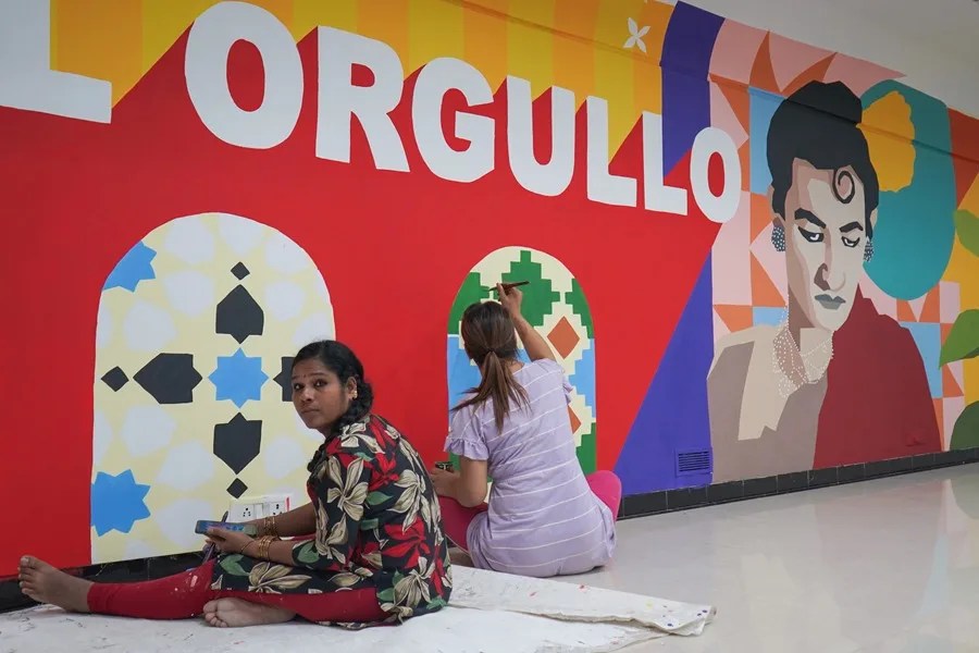 mural-lgtbi-india-1 El colectivo Aravani Art Project pinta su mural en el Instituto Cervantes de Nueva Delhi con el apoyo de Isabel Pérez Gálvez, la gestora cultural del centro, y Alfonso Herrero Corral, Consejero Cultural de la Embajada de España en India.
