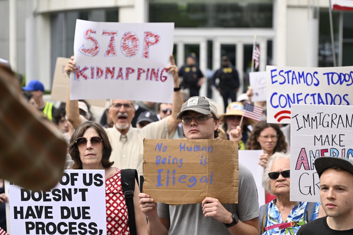 protesta-en-eeuu-contra-las-redadas-migrantes Embajada de EE.UU. en México promueve la autodeportación de migrantes - protesta-en-eeuu-contra-las-redadas-migrantes