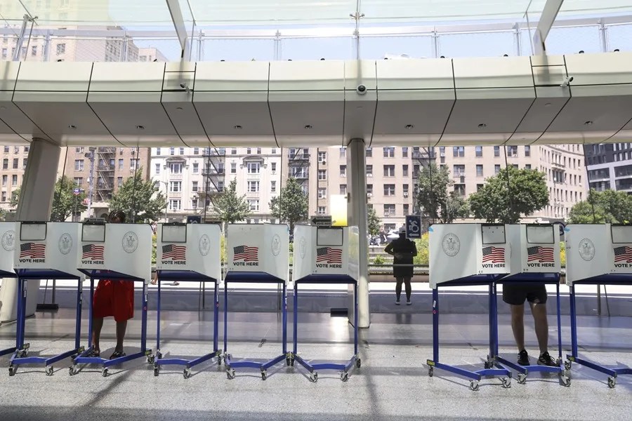 puestos_votacion_nueva_york Concluye la votación en las primarias demócratas de Nueva York, lideradas por Mamdani y Cuomo