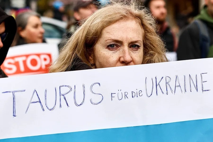 taurus Una mujer sostiene una pancarta con la leyenda "Tauro por Ucrania" durante una manifestación contra la guerra en Berlín