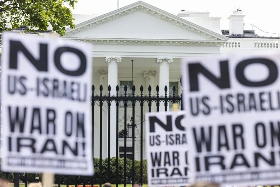 trump-iran-regimen2 Trump sugiere que respalda un "cambio de régimen" en Irán