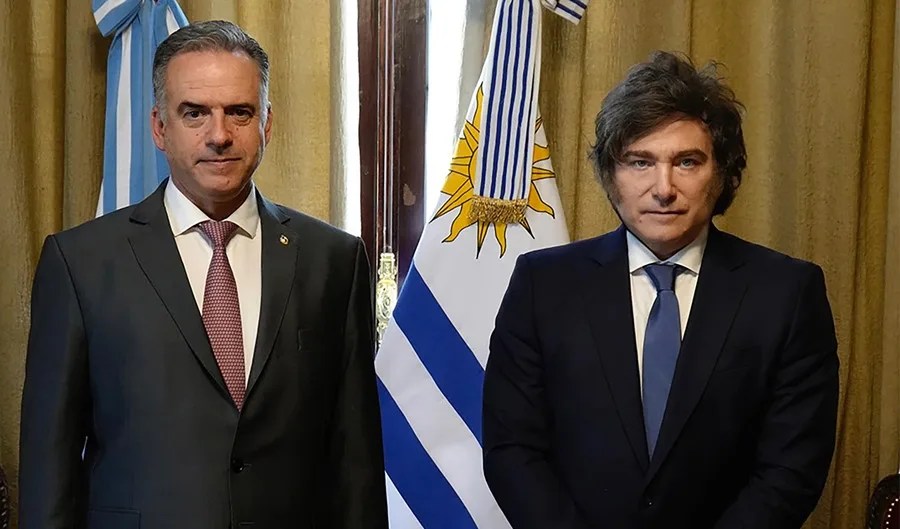 ame592-argentina-uruguay-politica Fotografía cedida este jueves por la Presidencia de Uruguay del presidente de Uruguay, Yamandú Orsi, junto al presidente de Argentina, Javier Milei, posando durante una reunión en Buenos Aires (Argentina). EFE/ Presidencia De Uruguay