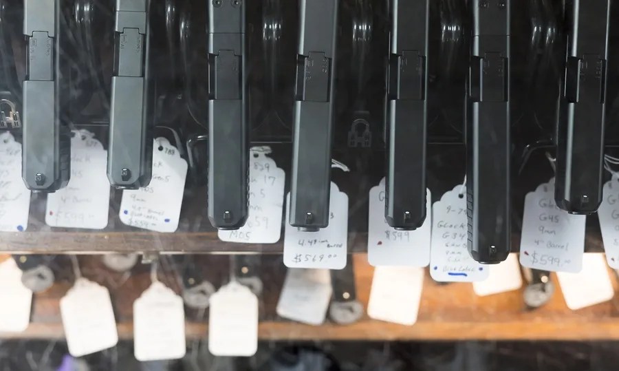 El Gobierno de Trump quiere simplificar la regulación para la compra de armas de fuego