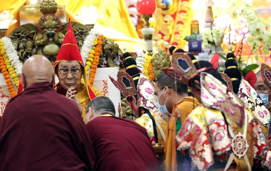 dala-lama El líder espiritual del budismo tibetano, el Dalai Lama (centro), asiste a una ceremonia de oración por su larga vida
