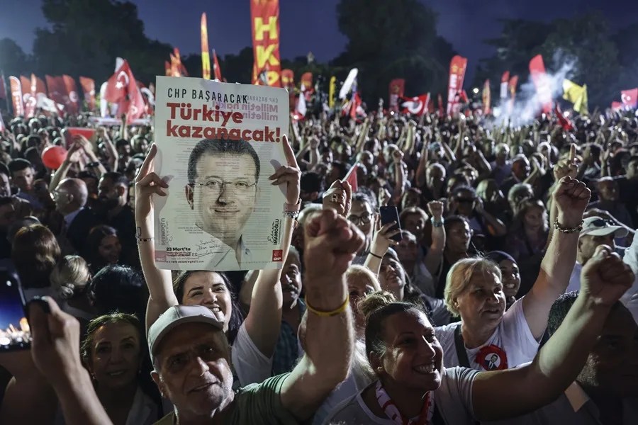 estambul-manifestacion-alcalde Nuevas acusaciones contra el alcalde de Estambul
