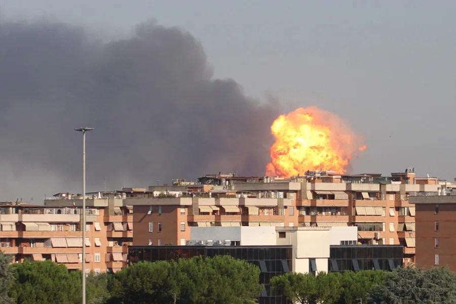 explosion-gasolinera-roma-3 Violenta explosión de una gasolinera en Roma