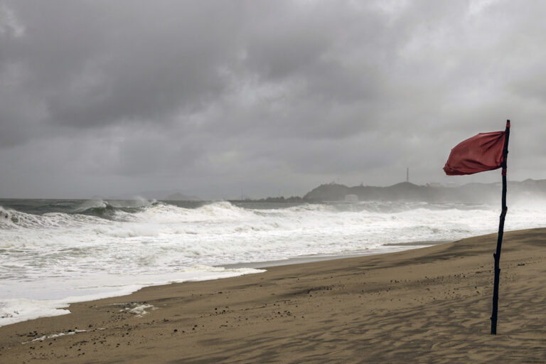 flossie-se-debilita-a-huracan-categoria-1-y-se-aleja-de-las-costas-mexicanas
