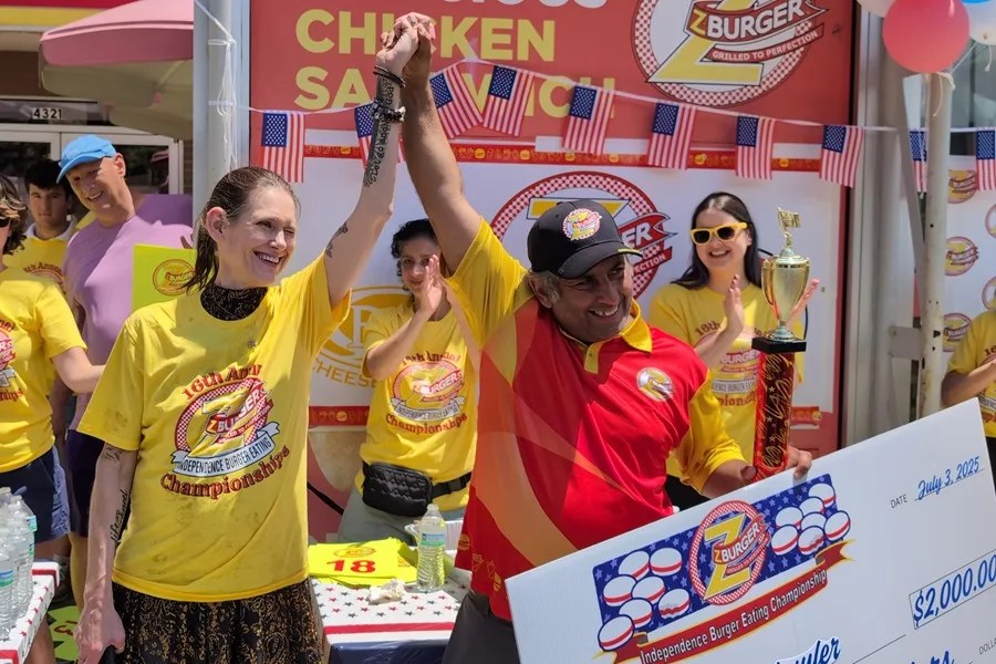 hamburguesas-independencia2 Una mujer bate un récord al comer 40 hamburguesas en diez minutos por el Día de Independencia de EE.UU.