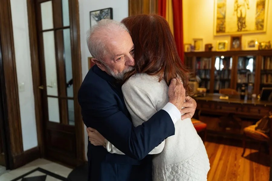 lula-cristina2 Lula anima a Cristina Fernández a seguir con su "lucha por la justicia" tras visitarla