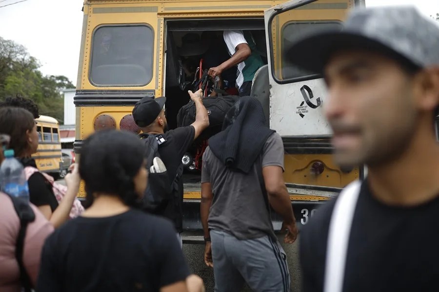 Los migrantes dan la vuelta: miles retornan desilusionados del "sueño americano"