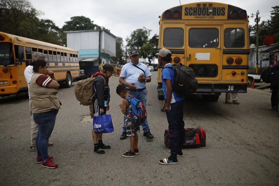 Los migrantes dan la vuelta: miles retornan desilusionados del "sueño americano"