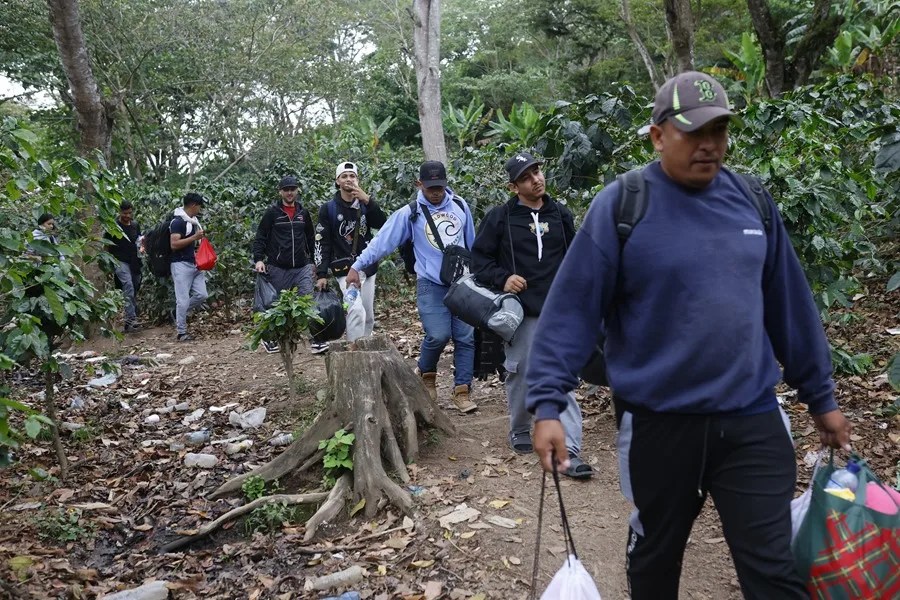 Los migrantes dan la vuelta: miles retornan desilusionados del sueño americano