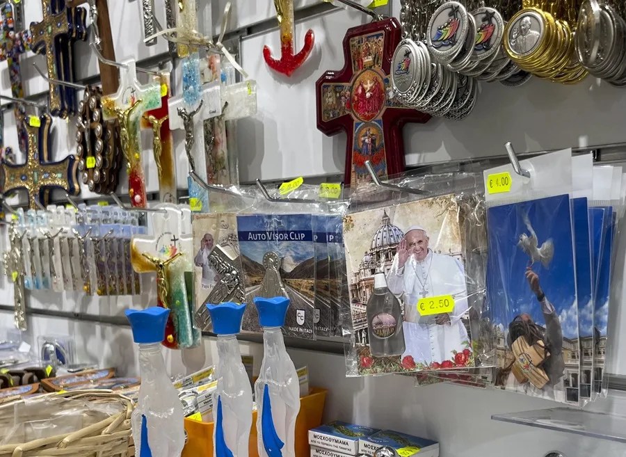 papa-souvenir-3 Encontrar un suvenir de León XIV, una misión imposible