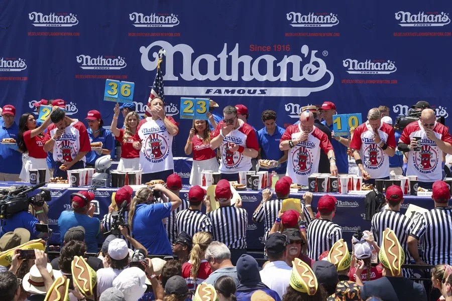 rey-del-hot-dog2 El 'rey del hot dog' devora 70 unidades en diez minutos en su esperado retorno a Nueva York